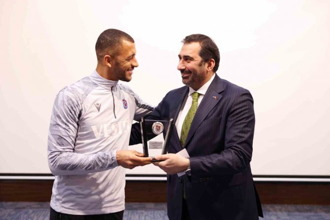 Trabzonspor’dan Vitor Hugo’ya Teşekkür Plaketi