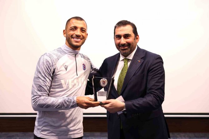 Trabzonspor’dan Vitor Hugo’ya Teşekkür Plaketi