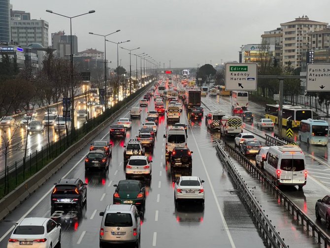 Anadolu Yakası’nda Yağmur Sonrası Trafik Yoğunluğu Yaşandı