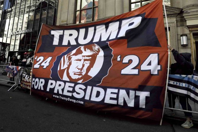 Trump, Yarın Hakim Karşısına Çıkmak Üzere New York’a Hareket Etti