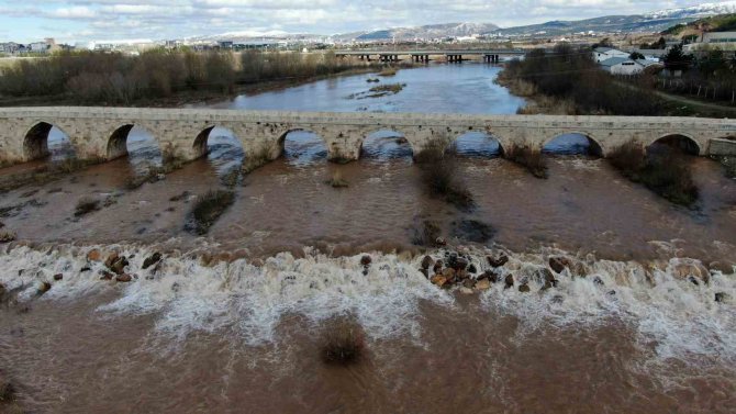 Kızılırmak Mevsim Yağışlarıyla Coştu