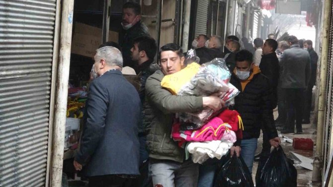 Vanlı Esnafın Yoğun Duman Altında Malzeme Kurtarma Telaşı