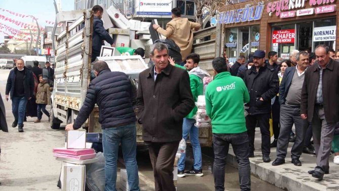 Vanlı Esnafın Yoğun Duman Altında Malzeme Kurtarma Telaşı