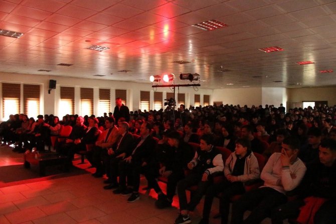 Erciş’te “Pembe Aslında Siyahtır” Oyunu Sahnelendi