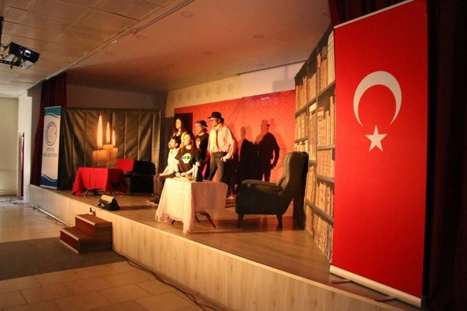 Erciş’te “Pembe Aslında Siyahtır” Oyunu Sahnelendi