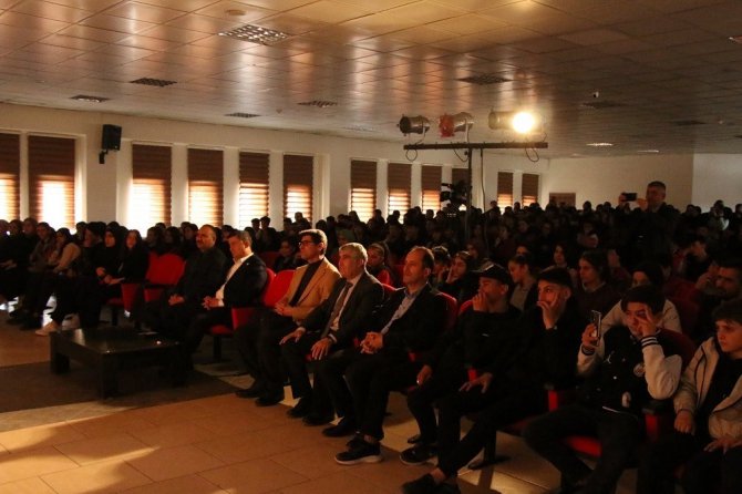 Erciş’te “Pembe Aslında Siyahtır” Oyunu Sahnelendi