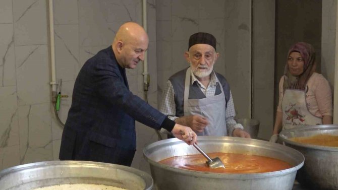 Vasiyetiyle 33 Yıldır İftar Yemeği Dağıtılıyor