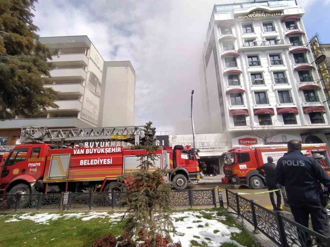 Van’daki Büyük Rus Pazarı’nda Korkutan Yangın