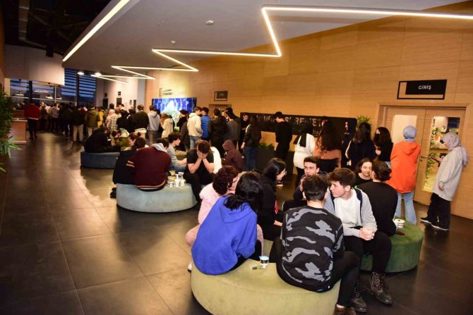 Çalışmak Öğrencilerden, İftar Ve Sahur Belediyeden