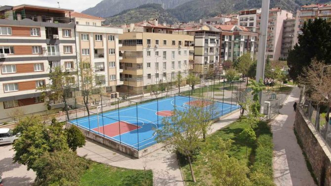 Yunusemre’deki Spor Sahalarının Zeminleri Yenileniyor