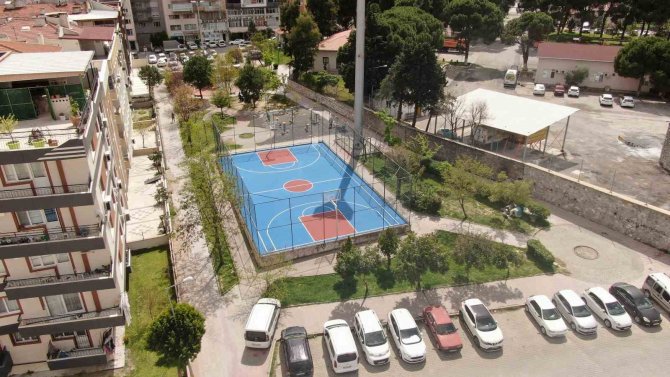 Yunusemre’deki Spor Sahalarının Zeminleri Yenileniyor