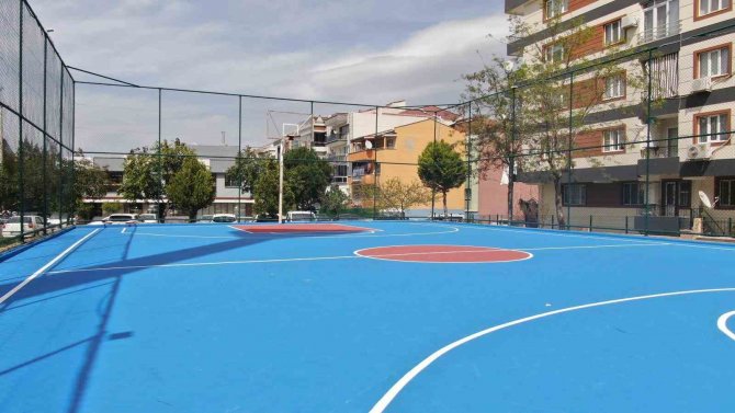 Yunusemre’deki Spor Sahalarının Zeminleri Yenileniyor