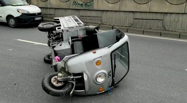 Servis Aracının Çarptığı Mobed Yan Yattı: 1 Yaralı