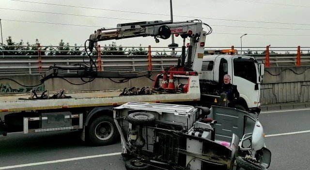 Servis Aracının Çarptığı Mobed Yan Yattı: 1 Yaralı