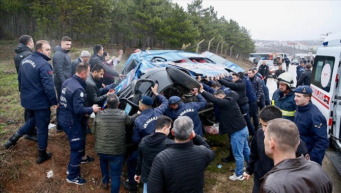 eskisehirde-zincirleme-trafik-kazasinda-12si-asker-14-kisi-yaralandi-8.jpg