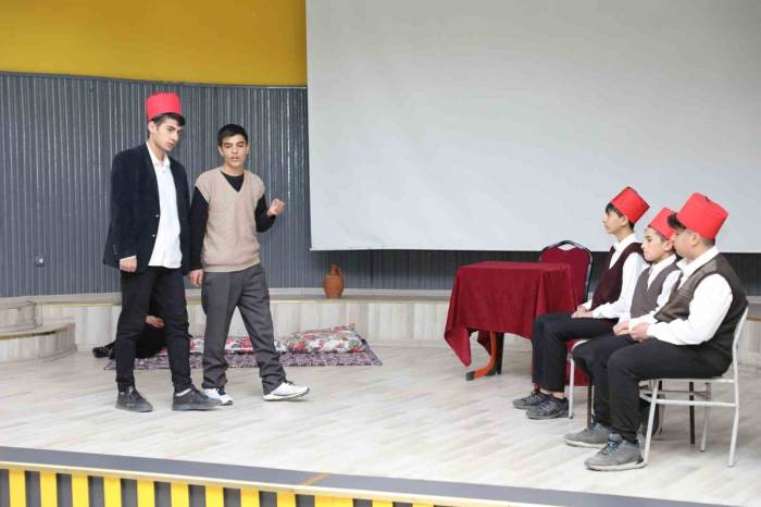 Ağrı’da Öğrencilerden İngilizce Tiyatro Gösterisi