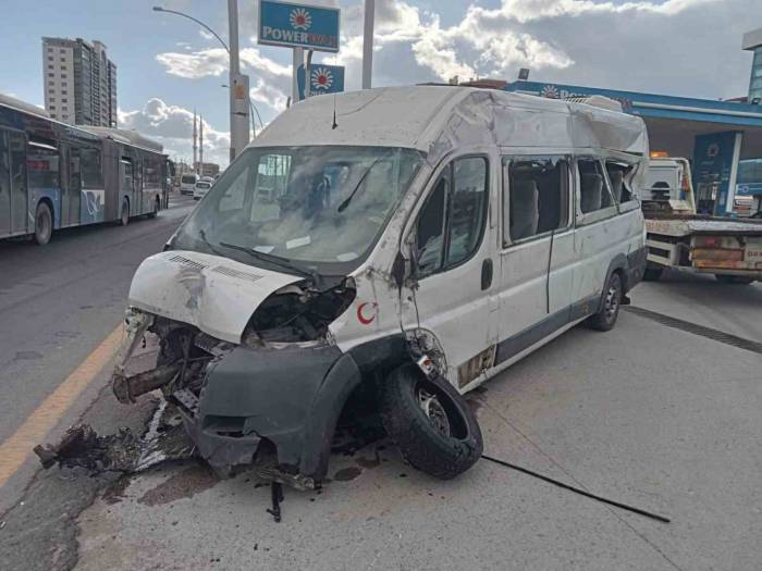İşçileri Taşıyan Servis Minibüsü İki Otomobile Çarptı: 6 Yaralı