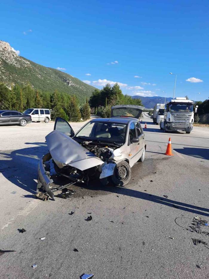 Burdur’da Trafik Kazası: 6’sı Çocuk 13 Yaralı