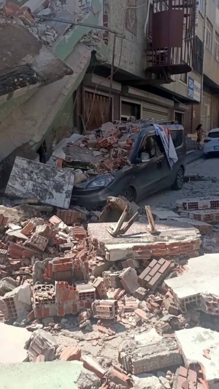 Güngören’de Metruk Bina Araçların Üzerine Çöktü