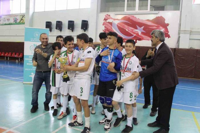 Bu Çocukların İki Yıldır Bileği Bükülmüyor