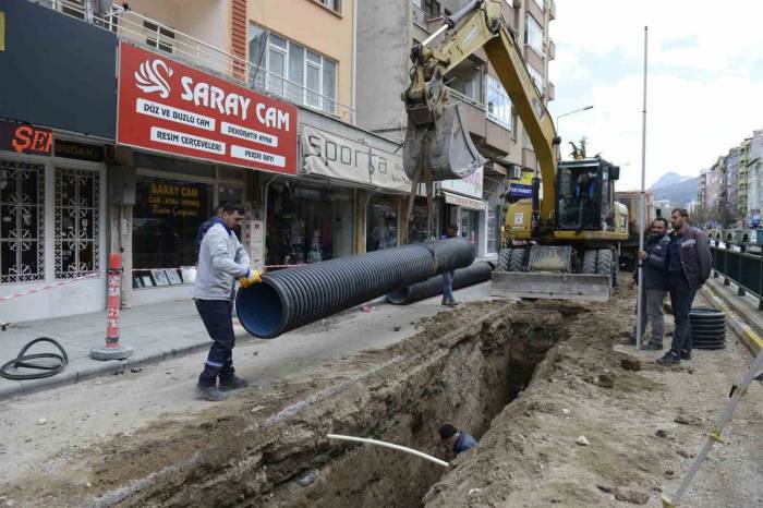 İstiklal Mahallesi Yeraltı Otoparkının Altyapı Çalışmaları Yapılıyor