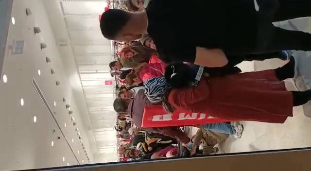 Vatandaşın Üzerine Hakaret Gibi İndirimli Ürün Attılar