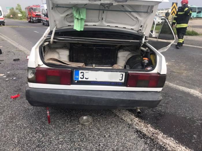Kontrolden Çıkan Otomobil Refüje Çarptı: 1 Ölü, 2 Yaralı