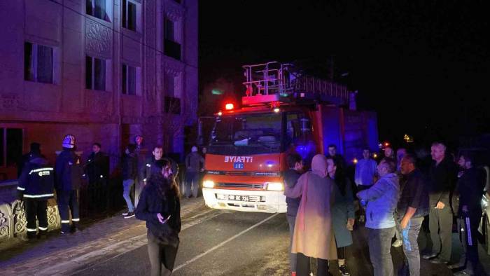 Bilgisayar Bomba Gibi Patladı, Mahalleli Yangınla Sokağa Döküldü