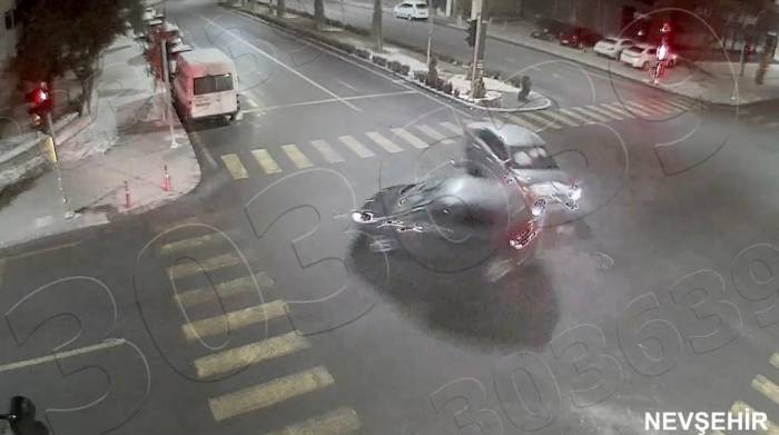 Yola Kontrolsüz Çıkan Araçlar Kazaya Sebep Oldu