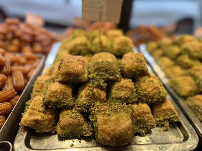 Bayram Tatlıları Tezgahta; Üreticilerden Kritik Uyarılar