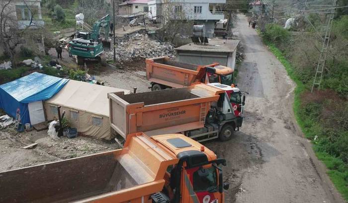 Depremin Ardından Büyükşehir Ekipleri 654 Enkaz Kaldırdı