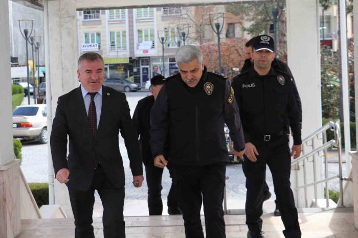 Özdemir: "gecesini Gündüzüne Katan Polisimize Başarılar Diliyorum"