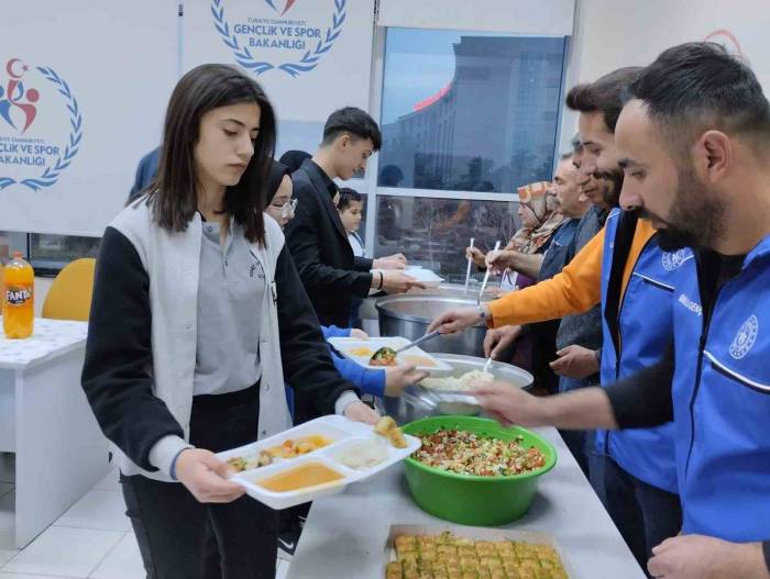 Gençler İftarda Buluştu