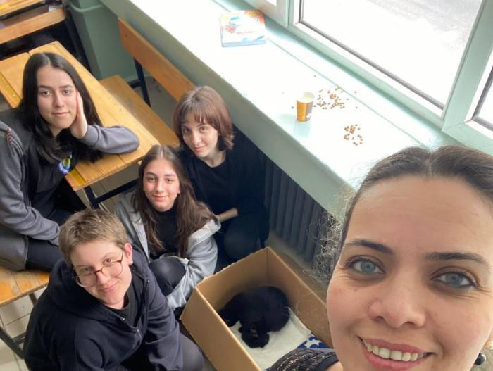 Ertuğrulgazi Lisesi’nin Maskotu ’gece’ İsimli Kedinin 4 Yavrusu Oldu
