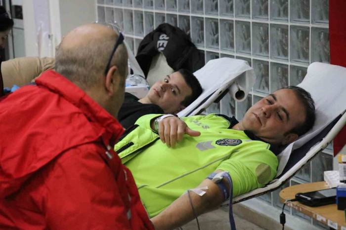 Polisler Can Kurtarmak İçin Kan Verdi