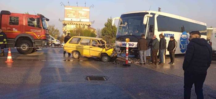 Otomobil İle Yolcu Otobüsü Çarpıştı: 1 Ölü