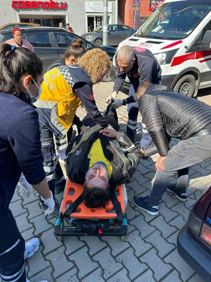Minibüs, Motosiklet İle Çarpıştı; Kurye Yaralandı