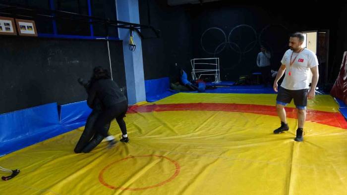 Depremzede Ayşegül, Avrupa Ve Dünya Şampiyonasına Hazırlanıyor