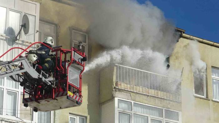 Aksaray’da 5 Katlı Apartmanda Korkutan Yangın