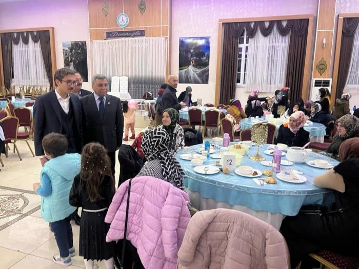 Altıntaş’ta Hafızlık Eğitimi Alan Öğrencilere İftar Yemeği