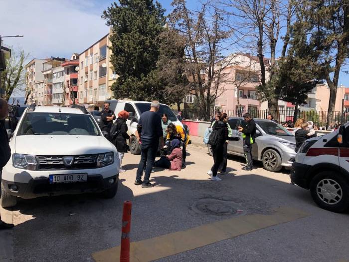 Bankaya Ait Araç Çocuklu Kadına Çarptı