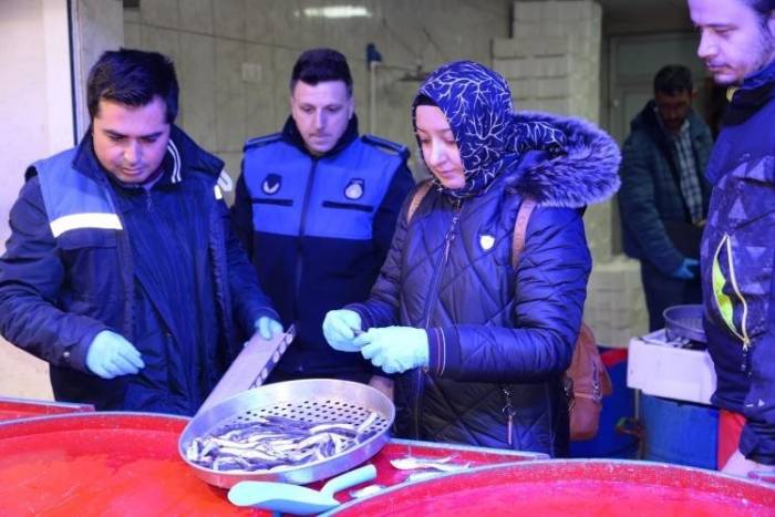 Balıkların Boyları Tek Tek Kontrol Edildi