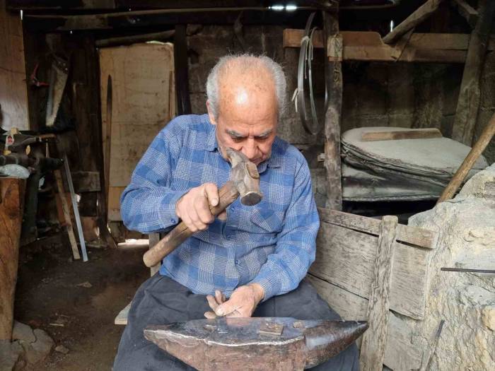 Son Ustalardan Fevzi Amcanın Elinde Koç Boynuzu Ve Yay Sanata Dönüşüyor