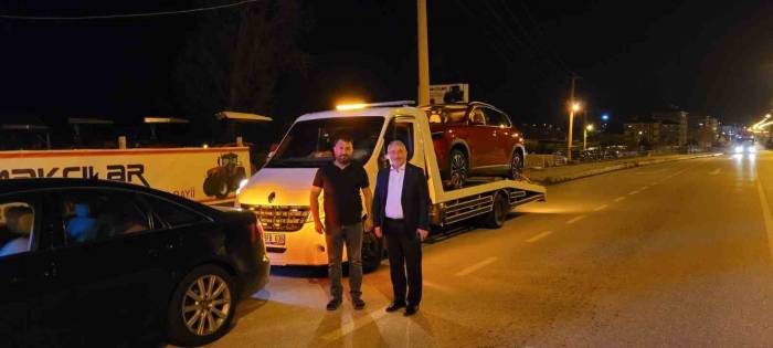 Togg’u Gören Belediye Başkanı Çekicinin Önünü Kesti, Renkli Görüntüler Oluştu