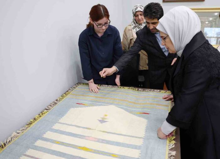 Emine Erdoğan, Depremzede Vatandaşlar Ve Hayırseverlerle İftarda Bir Araya Geldi