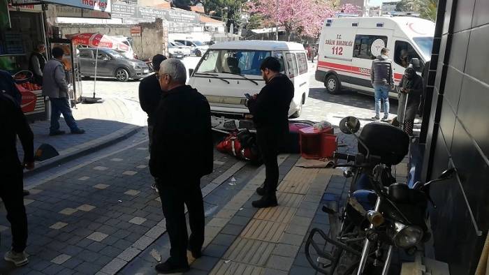 Minibüsün Altına Giren Motosikletli Kurye Hastaneye Kaldırıldı