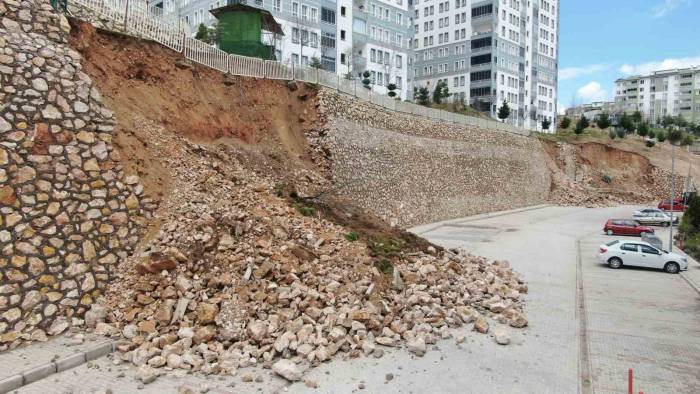 Elazığ’da İstinat Duvarları Yağışın Etkisiyle Çöküyor
