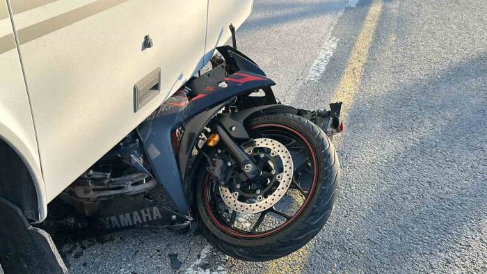 Motosiklet Midibüsün Altına Girdi: 2 Yaralı