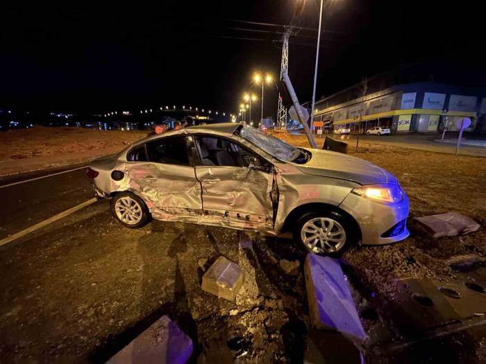Elazığ’da Tır İle Otomobil Çarpıştı: 1’i Ağır 3 Yaralı