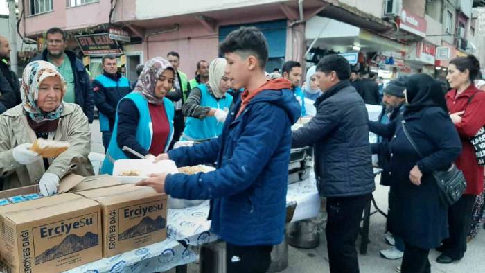 Kadirli’de 15 Bin Kişilik İftar Yemeği